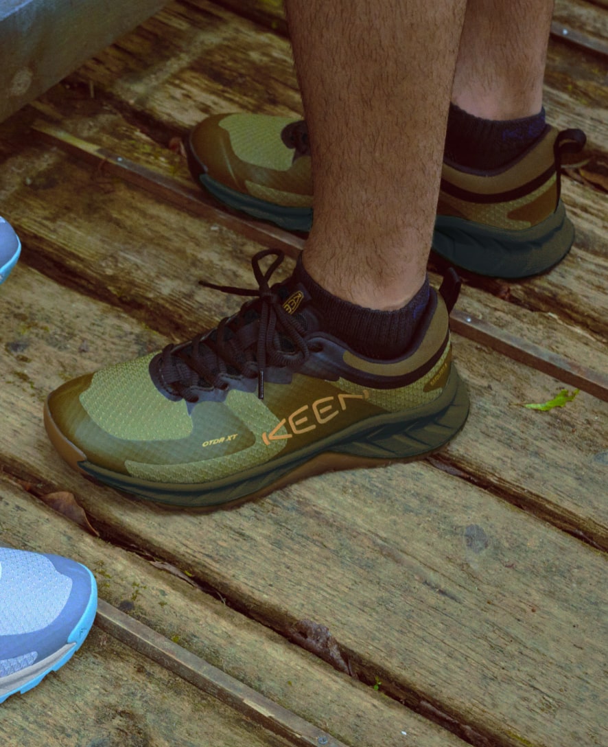 Men's Versacore Waterproof Shoe | Silver Lining/Scarlet Ibis - Image 8